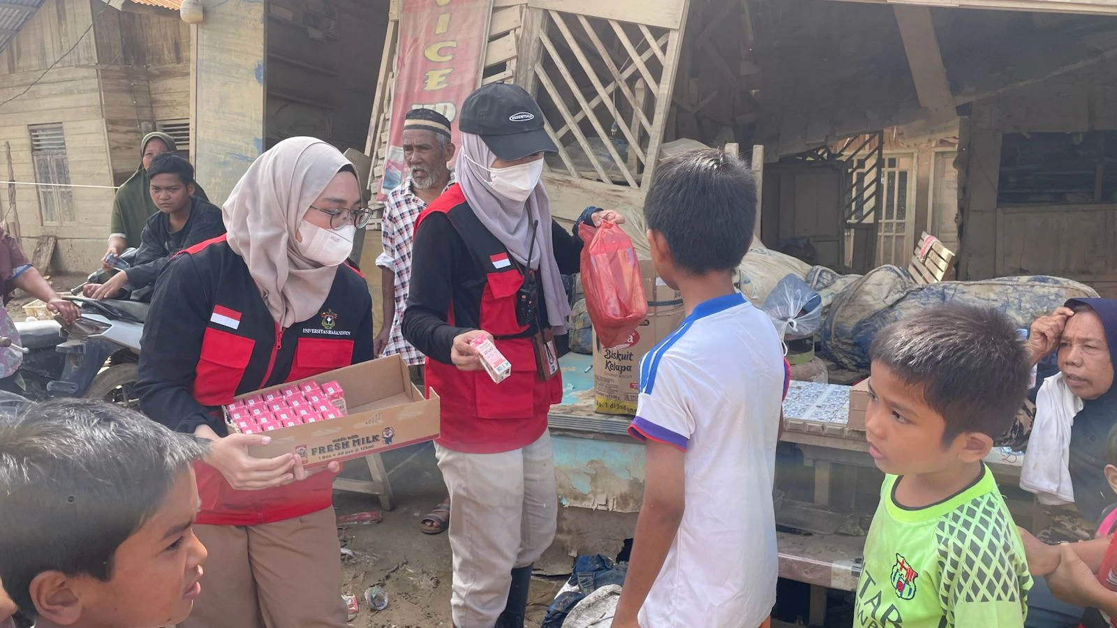 Mahasiswa Universitas Hasanuddin peserta KKN Tematik Tanggap Bencana Sumatera 2025 menyalurkan bantuan logistik dan pangan kepada anak-anak serta warga terdampak banjir bandang di Kabupaten Aceh Tamiang, Provinsi Aceh, sebagai bagian dari upaya pemulihan sosial dan kemanusiaan, Desember 2025.